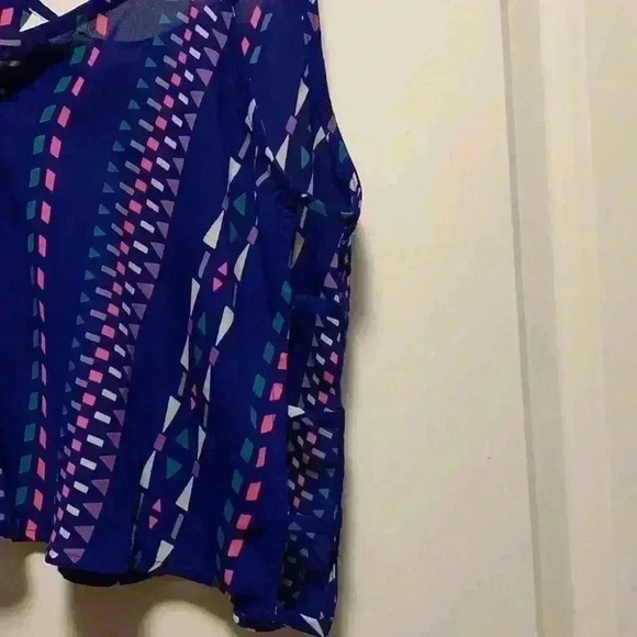 Blue top- like new - Picture 2 of 3